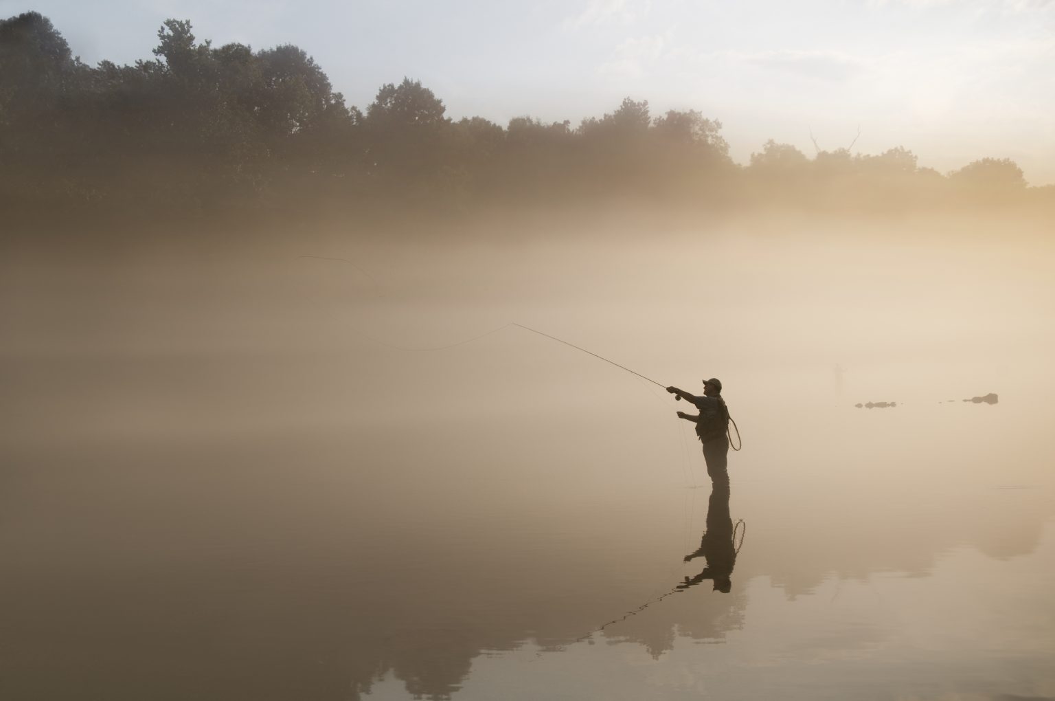 Flyfisherman in the Fog 108272469 4288x2848 2